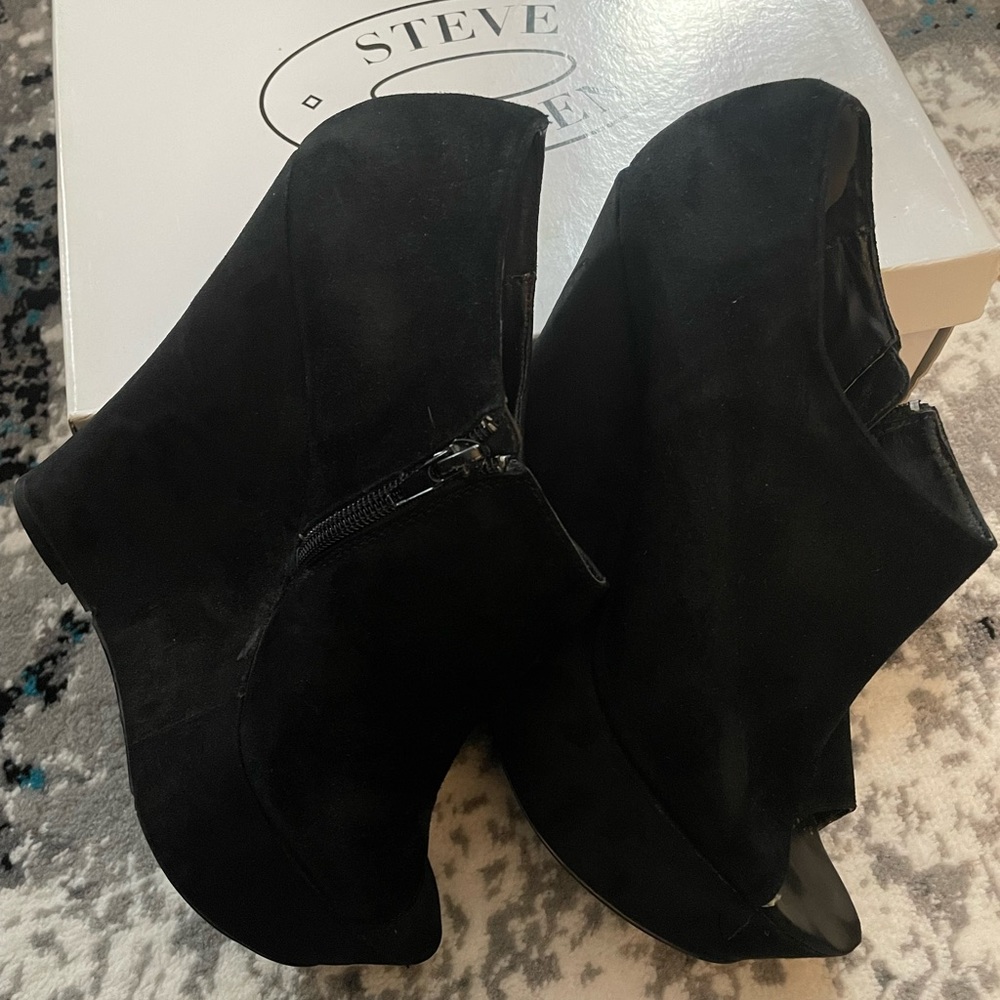 🖤 Steve Madden Wedge Peep-Toe Booties 🖤